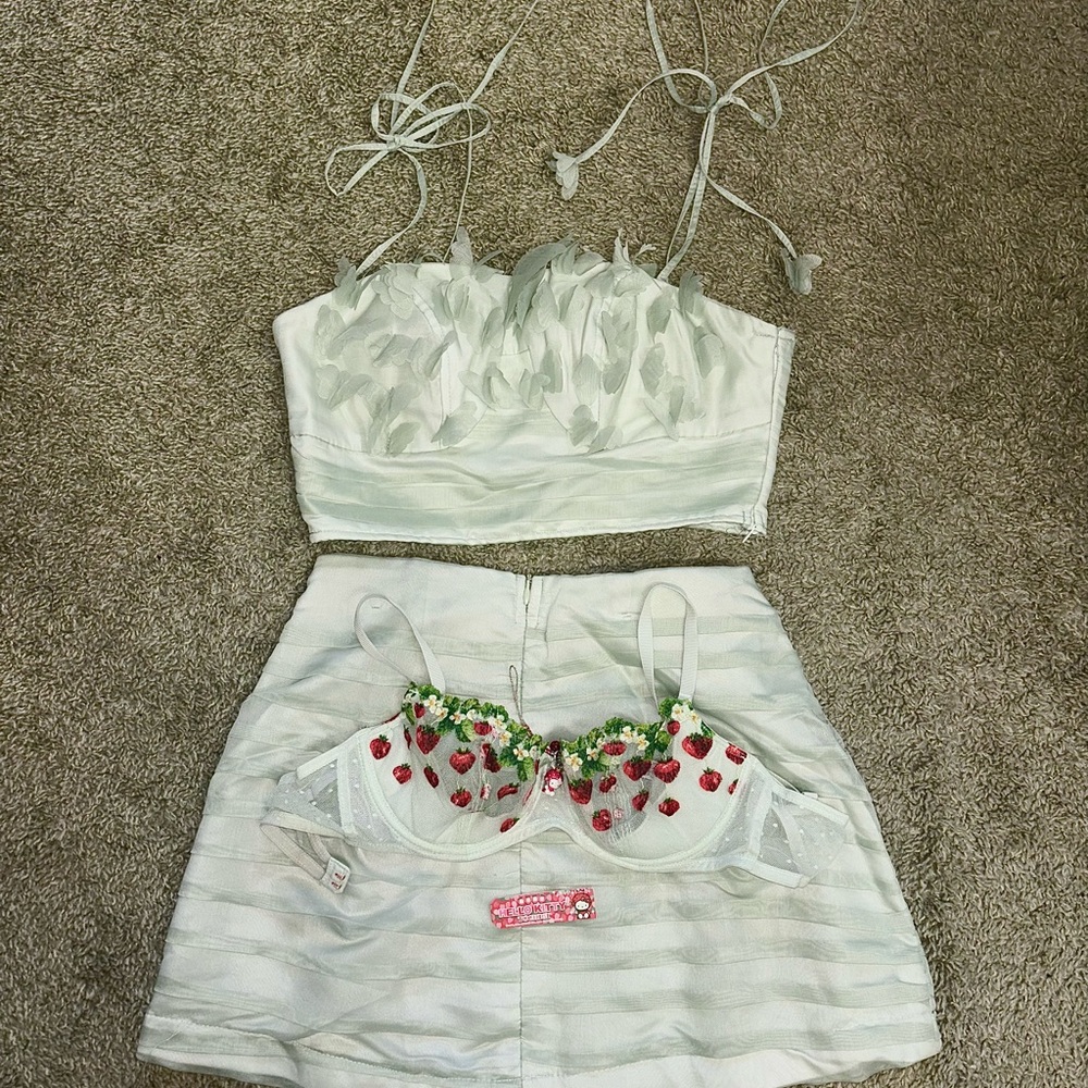 Strawberry Hello Kitty Set - Picture 2 of 5